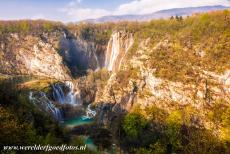Nationaal Park Plitvicemeren - De Plitvicemeren liggen in een natuurlijke bassin in een karstgebied met rotsformaties van o.a. dolomiet en zandsteen. De watervallen van de...