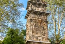 Zuil van Igel - Dat de Zuil van Igel er nog staat, heeft het Romeinse monument te danken aan een vergissing, ten onrechte werd het reliëf aan de voorzijde in...