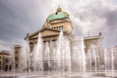Oude stad van Bern - Oude van stad Bern: Het parlementsgebouw van Zwitserland staat aan de Bundesplatz. Voor het Bundeshaus spuiten 26 fonteinen het water in...