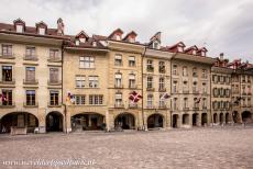 Oude stad van Bern - Oude stad van Bern: De arcades of gaanderijen aan de Münstergasse in het oude centrum van Bern. De arcades langs de straten en pleinen van...