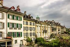 Oude stad van Bern - Een rij huizen in het historische centrum van Bern in de omgeving van de Münstergasse, gezien vanaf het Münsterplatform,...