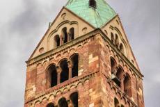Dom van Speyer - Dom van Speyer: Een van de torens van de Dom, de galmgaten zijn voor de sier, in geen van de torens hebben ooit klokken gehangen, het zijn de...
