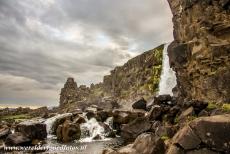 Nationaal Park Thingvellir - Nationaal Park Thingvellir: De waterval Öxarárfoss stort van de Noord-Amerikaanse plaat in de Almannagjá,...