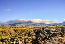 Nationaal Park Thingvellir - Nationaal Park Thingvellir:   Een van de breuklijnen in de gestolde lavavelden van Thingvellir. De lavavelden hebben verschillende vormen. Op...