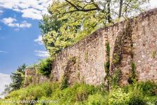 Abdij van Lorsch - Abdij en Altenmünster van Lorsch: De overblijfselen van de oorspronkelijke muur rond de Abdij van Lorsch. De muur was ongeveer drie meter...