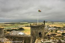 Kastelen van koning Edward in Gwynedd - De kastelen en stadsmuren van King Edward in Gwynedd: De Ierse Zee gezien vanaf een van de torens van kasteel Harlech, de bergpieken van...