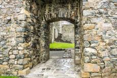 Kastelen van koning Edward in Gwynedd - De kastelen en stadsmuren van King Edward in Gwynedd: Het poortgebouw van kasteel Harlech gezien vanuit de binnenplaats. Aan de...