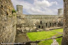 Kastelen van koning Edward in Gwynedd - Kastelen en stadsmuren van King Edward in Gwynedd: De binnenhof van Kasteel Harlech. Het kasteel werd in 1283-1289 gebouwd op een rots bij de...
