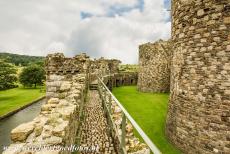 Kastelen van koning Edward in Gwynedd - De kastelen en stadsmuren van King Edward in Gwynedd: Over de dubbele muren van Kasteel Beaumaris loopt een wandelgang. De bouw van het kasteel...