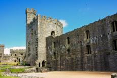Kastelen van koning Edward in Gwynedd - Kastelen en stadsmuren van King Edward in Gwynedd: De indrukwekkende Chamberlain Tower van kasteel Caernarfon. Enkele gebouwen die op de binnenhof...