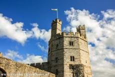Kastelen van koning Edward in Gwynedd - Kastelen en stadsmuren van King Edward in Gwynedd: De Eagle Tower van kasteel Caernarfon. Caernarfon Castle werd niet alleen gebouwd als een...