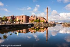 Liverpool - maritieme handelsstad - Liverpool - maritieme handelsstad: De statige schoorsteen van het Pump House wordt prachtig weerspiegeld in het water van het Albert...