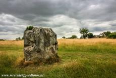 Avebury - Stenen cirkels en henge van Avebury: Een van de megalieten van de stenen cirkels van Avebury, op de achtergrond staan enkele huizen van het dorp...