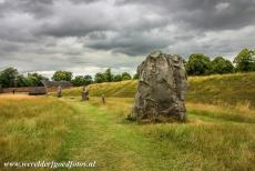 Avebury - Stenen cirkels en henge van Avebury: Een deel van de grootste stenen cirkel, erachter de droge sloot en de aarden wal, de Avebury...