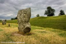 Avebury - Stenen cirkels en henge van Avebury: Een van de megalieten van de buitenste stenen cirkel van Avebury, direct binnen de aarden wal...
