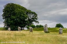 Avebury - De stenen cirkels en henge van Avebury: Nu doorsnijdt een moderne weg de drie neolithische stenen cirkels en de henge van Avebury. Het...
