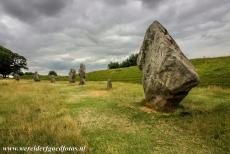 Avebury - Stenen cirkels en henge van Avebury: Van de buitenste stenen cirkel staan tegenwoordig slechts 27 megalieten overeind. Volgens schattingen...