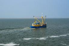 Nederlandse deel van de Waddenzee - Een vissersboot op de Waddenzee nabij Schiermonnikoog, het kleinste bewoonde Nederlandse Waddeneiland. Een waddengebied moet...