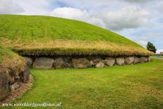 Bend of the Boyne - Knowth - Brú na Bóinne - Archeologisch ensemble van de Bend of the Boyne: Rond de Great Mound, de centrale en grootste grafheuvel van Knowth,...