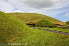 Bend of the Boyne - Knowth - Brú na Bóinne - Archeologisch ensemble van de Bend of the Boyne: De grootste grafheuvel van Knowth heeft twee gangen,...