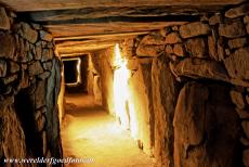 Bend of the Boyne - Knowth - Brú na Bóinne - Archeologisch ensemble van de Bend of the Boyne: In de grote grafheuvel van Knowth liggen twee gangen, een...