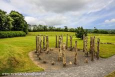 Bend of the Boyne - Knowth - Brú na Bóinne - Archeologisch ensemble van de Bend of the Boyne: Een reconstructie van een cirkel van houten palen bij de grote...