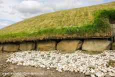 Bend of the Boyne - Knowth - Brú na Bóinne - Archeologisch ensemble van de Bend of the Boyne: Wat Knowth heel bijzonder maakt zijn de 261 kransstenen, die...