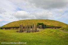 Bend of the Boyne - Knowth - Brú na Bóinne - Archeologisch ensemble van de Bend of the Boyne: Een constructie van een woodhenge, een cirkel van houten palen, bij...