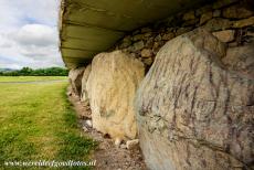 Bend of the Boyne - Knowth - Brú na Bóinne - Archeologisch ensemble van de Bend of the Boyne: De grootste grafheuvel van Knowth wordt aan de basis omringd...