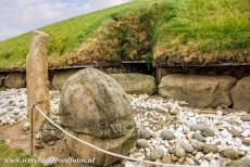 Bend of the Boyne - Knowth - Brú na Bóinne - Archeologisch ensemble van de Bend of the Boyne: Twee staande stenen bij de ingang naar...