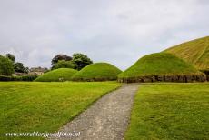 Bend of the Boyne - Knowth - Brú na Bóinne-Archeologisch ensemble van de Bend of the Boyne: De grootste grafheuvel van Knowth wordt omgeven door enkele...