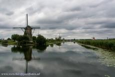Molengang van Kinderdijk-Elshout - Donkere wolken pakken zich samen boven de negentien historische windmolens van Kinderdijk-Elshout, deze windmolens pompten het overtollig water...
