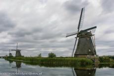 Molengang van Kinderdijk-Elshout - Een paar van de negentien historische windmolens van Kinderdijk-Elshout. Al in de 8ste eeuw begonnen Nederlanders dijken te bouwen om zichzelf en...