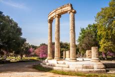 Archeologisch Olympia - Archeologisch Olympia: Het Philippeion was een rond gedenkteken met zuilen, opgetrokken in de ionische stijl. Het bouwwerk dateert...