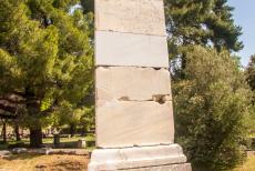 Archeologisch Olympia - Archeologisch Olympia: Het standbeeld van Nike van Paionios stond ooit op deze obelisk, het standbeeld stelt een gevleugelde vrouw voor....