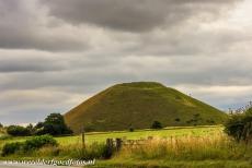 Silbury Hill - Silbury Hill is een kunstmatig gebouwde heuvel van kalk en klei bij het dorp Avebury in Wiltshire. De heuvel werd gebouwd in drie kort na elkaar...