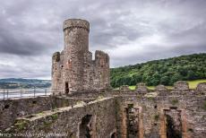 Kasteel en stadsmuren van Conwy - Kastelen en stadsmuren van King Edward in Gwynedd: De Stockhouse tower van kasteel Conwy. Kasteel Conwy staat strategisch op een rots en... Kasteel en stadsmuren van Conwy - Kastelen en stadsmuren van King Edward in Gwynedd: De Stockhouse tower van kasteel Conwy. Kasteel Conwy staat strategisch op een rots en...