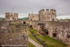Kasteel en stadsmuren van Conwy - Kastelen en stadsmuren van King Edward in Gwynedd: De binnenplaats van kasteel Conwy met de Blackhouse Tower, gezien vanaf de buitenmuur van...