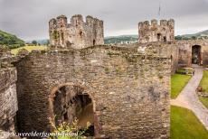 Kasteel en stadsmuren van Conwy - Kastelen en stadsmuren van King Edward in Gwynedd: De King's chamber, de Koningszaal van Kasteel Conwy gezien vanaf de imponerende muren...