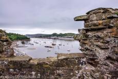 Kasteel en stadsmuren van Conwy - Kastelen en stadsmuren van King Edward in Gwynedd: De haven van de stad Conwy gezien door een kijkgat in de stadsmuren. De muren werden gebouwd... Kasteel en stadsmuren van Conwy - Kastelen en stadsmuren van King Edward in Gwynedd: De haven van de stad Conwy gezien door een kijkgat in de stadsmuren. De muren werden gebouwd...