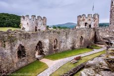 Kasteel en stadsmuren van Conwy - Kastelen en stadsmuren van King Edward in Gwynedd: De buitenste muren van Kasteel Conwy met de grote zaal en kapeltoren. Kasteel... Kasteel en stadsmuren van Conwy - Kastelen en stadsmuren van King Edward in Gwynedd: De buitenste muren van Kasteel Conwy met de grote zaal en kapeltoren. Kasteel...