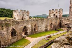Kasteel en stadsmuren van Conwy - Kastelen en stadsmuren van King Edward in Gwynedd: De buitenste muren van Kasteel Conwy met de grote zaal en kapeltoren. Kasteel...
