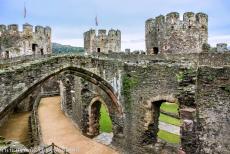 Kasteel en stadsmuren van Conwy - Kastelen en stadsmuren van King Edward in Gwynedd: De King's Hall van kasteel Conwy gezien vanaf de imposante kasteelmuren. Op... Kasteel en stadsmuren van Conwy - Kastelen en stadsmuren van King Edward in Gwynedd: De King's Hall van kasteel Conwy gezien vanaf de imposante kasteelmuren. Op...