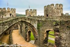 Kasteel en stadsmuren van Conwy - Kastelen en stadsmuren van King Edward in Gwynedd: De King's Hall van kasteel Conwy gezien vanaf de imposante kasteelmuren. Op...