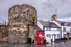Kasteel en stadsmuren van Conwy - Kastelen en stadsmuren van King Edward in Gwynedd: De stadmuren van Conwy. Een vrouw in traditionele Welshe kleding staat buiten het Smallest... Kasteel en stadsmuren van Conwy - Kastelen en stadsmuren van King Edward in Gwynedd: De stadmuren van Conwy. Een vrouw in traditionele Welshe kleding staat buiten het Smallest...