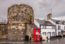 Kasteel en stadsmuren van Conwy - Kastelen en stadsmuren van King Edward in Gwynedd: De stadmuren van Conwy. Een vrouw in traditionele Welshe kleding staat buiten het Smallest...