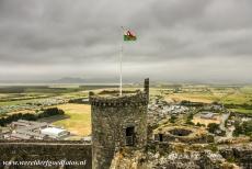 Kasteel Harlech - Kastelen en stadsmuren van koning Edward in Gwynedd: De Ierse Zee gezien vanaf een van de hoekttorens van kasteel Harlech. Kasteel Harlech...