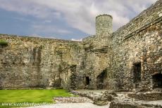Kasteel Harlech - Kastelen en stadsmuren van King Edward in Gwynedd: De binnenplaats en een hoektoren van kasteel Harlech. In de 15e eeuw was Harlech Castle...