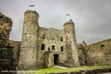 Kasteel Harlech - Kastelen en stadsmuren van King Edward in Gwynedd: Het poortgebouw van kasteel Harlech gezien vanaf de binnenhof. De achterkant van het...