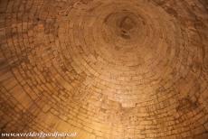 Archeologisch Mycene - Archeologisch Mycene: De binnenzijde van het enorme koepeldak van het Schathuis van Atreus. Het imponerende Schathuis van Atreus...